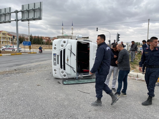 Afyonkarahisar'da kamyon ile minibüs çarpıştı: 19 yaralı